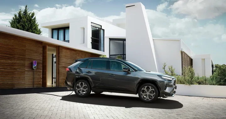 Toyota, accordo con Enel X Way per la ricarica delle auto elettriche e Plug-in