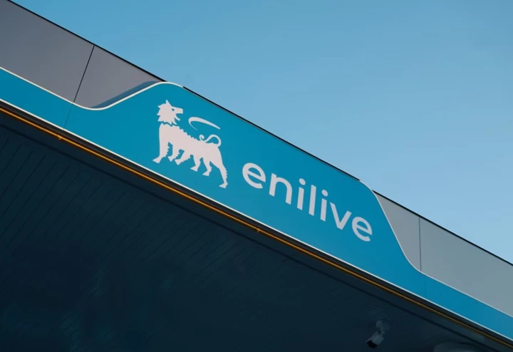 Scatta la corsa al pieno nei distributori Eni: code e carburante esaurito