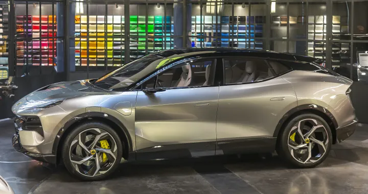 Lotus Eletre, il SUV elettrico fa il suo debutto in Italia. Prime consegne nel 2023