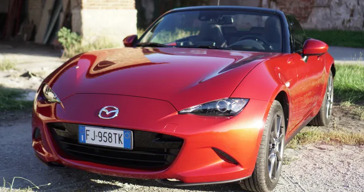 Nel futuro c'è spazio per benzina e diesel: il sondaggio di Mazda