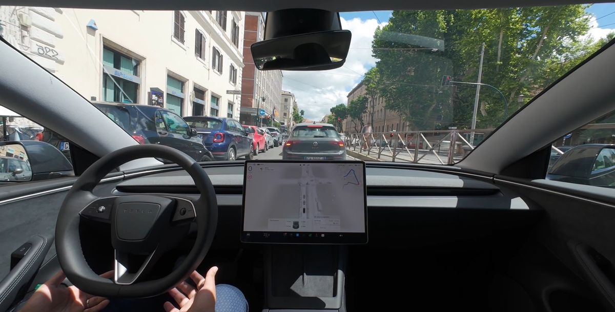 Una Tesla guida da sola tra le vie di Roma | Video
