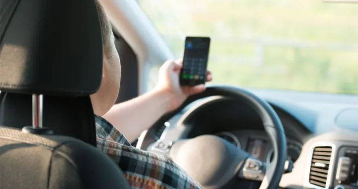 Il 10% degli italiani gira un video con lo smartphone mentre è alla guida