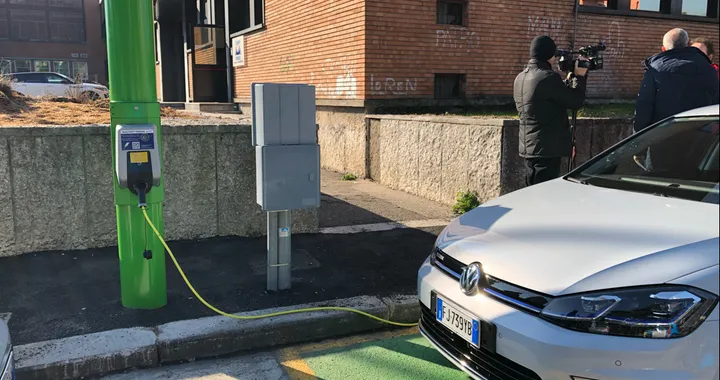 Lampioni per la ricarica veloce delle auto elettriche: a Verona i primi in Europa