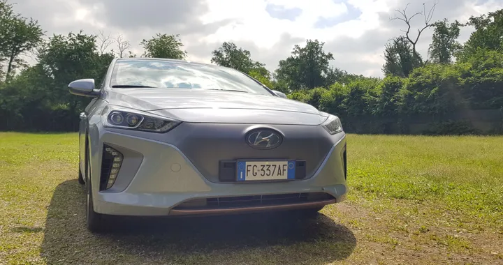 Hyundai IONIQ Electric: ricarica, batteria, connettori e consumi | guida