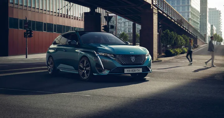 Peugeot, quarto marchio in Italia. Si allenta la crisi dei chip e nel 2023 la 308 elettrica