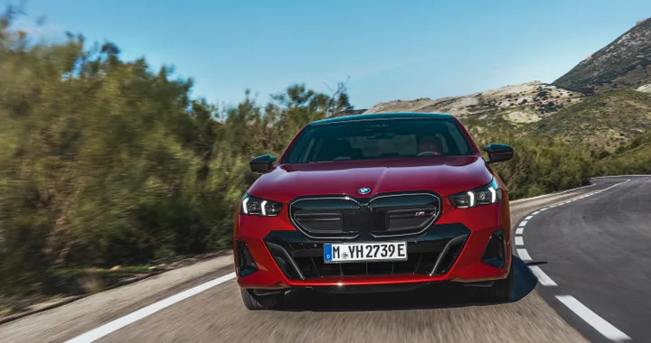 BMW i5 Touring spiata tra le curve del Nurburgring. Nuove foto spia