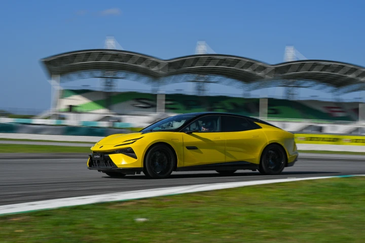 Lotus Emeya firma il record a Sepang, la hyper-GT si candida a regina delle BEV