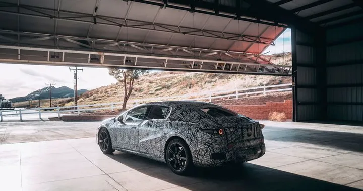 Mercedes EQS elettrica, il debutto è sempre più vicino: un teaser svela nuovi dettagli