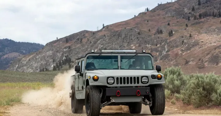 Ecco l'Hummer H1 che fa i 100 km/h in 2,5 s, è elettrico e sarà presto in produzione