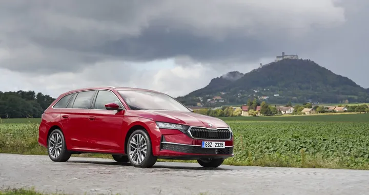 La prima Octavia che non si ricarica: Skoda lancia il full hybrid