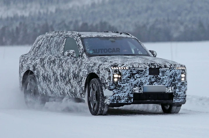 Rolls-Royce: avvistato sulla neve il nuovo SUV elettrico | Foto spia