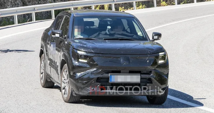 Suzuki eVX, il futuro SUV elettrico è stato intercettato su strada. Foto spia