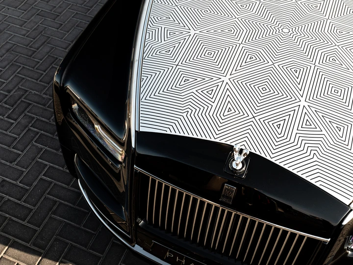 Phantom Arabesque, la prima Rolls-Royce con cofano completamente inciso al laser