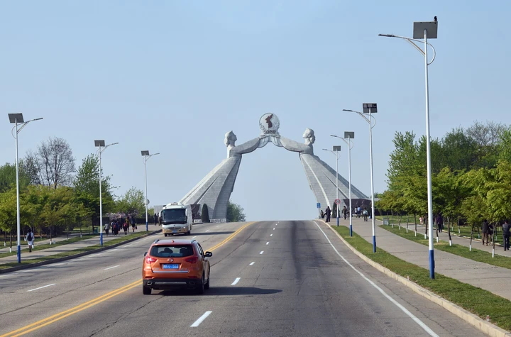 In Corea del Nord spuntano traffico fitto e parcheggi: perché Pyongyang è piena di auto