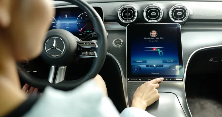 Mercedes Pay+, &quot;basta un dito&quot; per pagare direttamente dall'auto