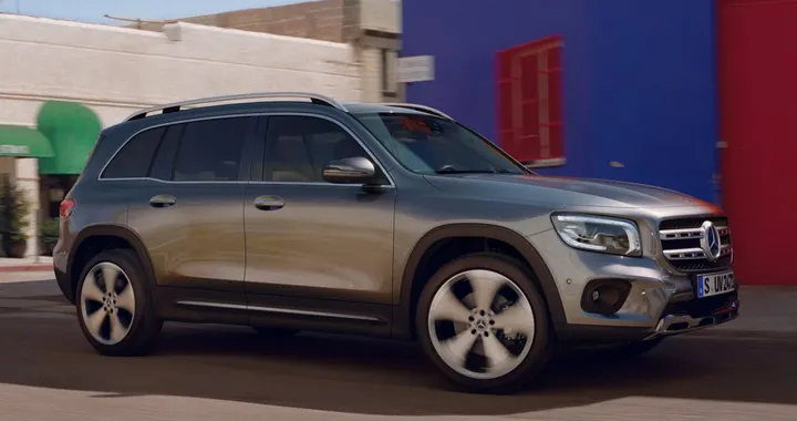Mercedes GLB, il modello restyling si è fatto vedere su strada