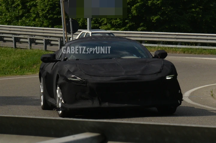 Ferrari Amalfi, l'erede della Roma ancora su strada per i test: debutto a luglio