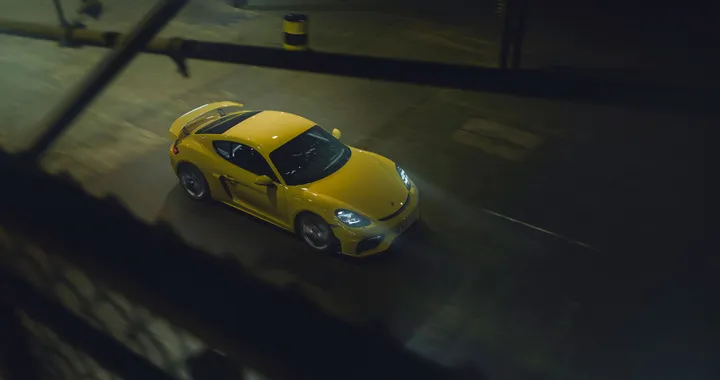 Porsche 718 Cayman GT4 RS, la nuova sportiva si fa vedere in strada