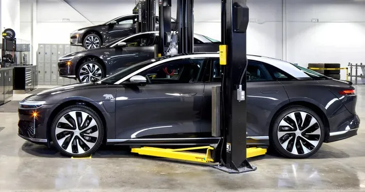 Riparare un'auto elettrica? Costa di meno, c'è però un ma....