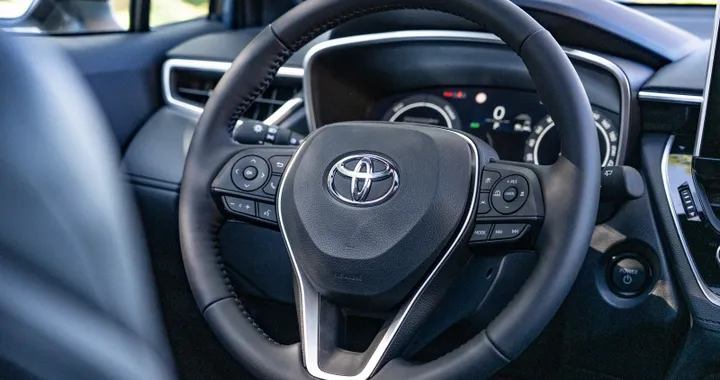 Nuova Toyota Corolla Cross, interni e bagagliaio del restyling
