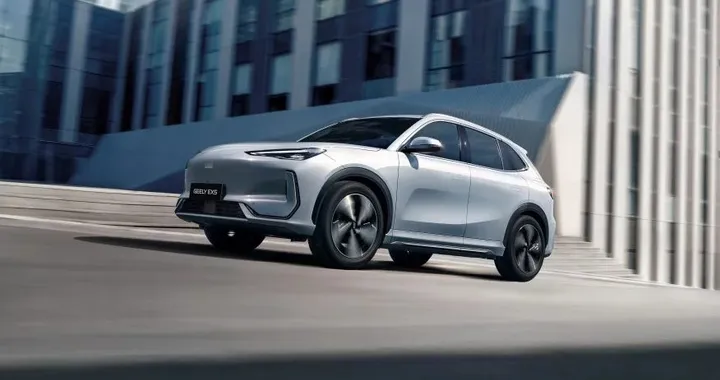 Geely EX5 e Starray EM-i debuttano in Italia: ecco caratteristiche e prezzi