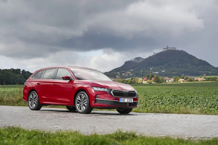 La prima Octavia che non si ricarica: Skoda lancia il full hybrid
