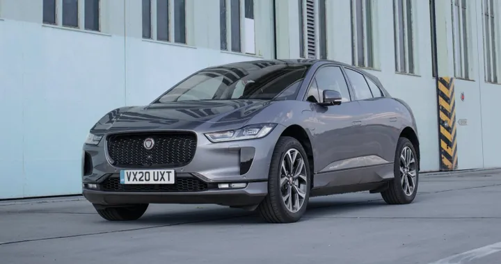 Jaguar I-Pace EV320: fuori è lo stesso ma costa meno di 66.000 euro