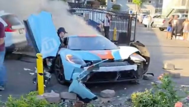 Pauroso schianto per una Ford GT: ridotta in pezzi