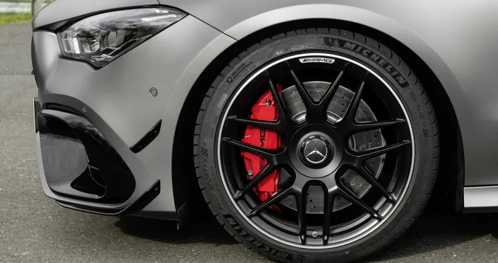 Mercedes-AMG A45, il restyling della sportiva si è fatto spiare su strada