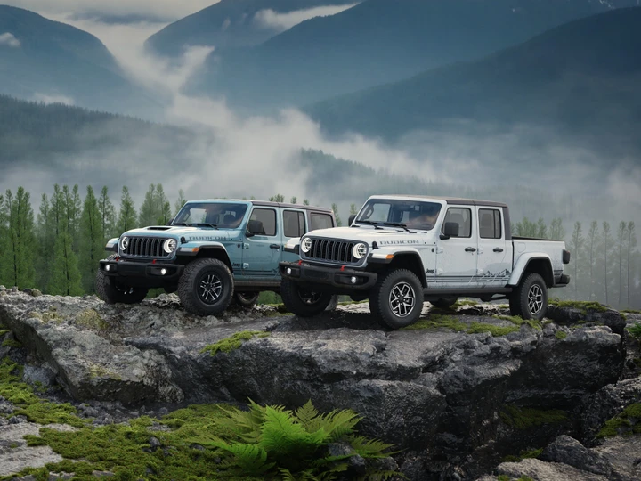 Jeep Wrangler e Gladiator Rockslide: la serie Twelve 4 Twelve si colora di blu