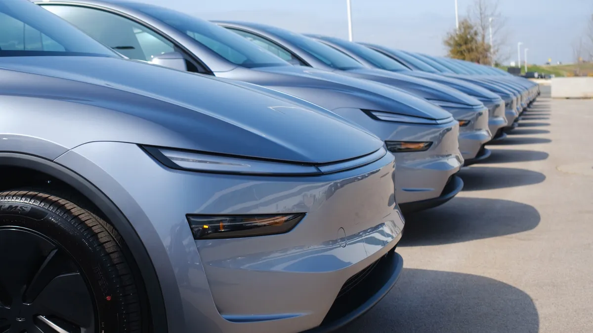 Tesla, continua il crollo in Europa: vendite dimezzate ad aprile 2025
