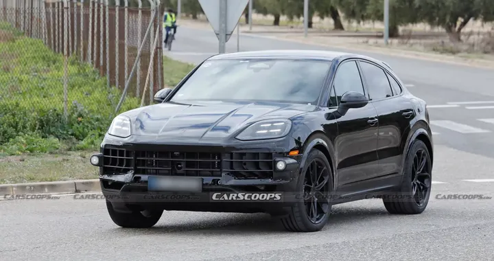 Porsche Cayenne 2026, non solo elettrica. La versione endotermica rimarrà. Foto spia
