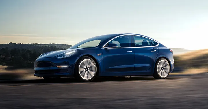 Tesla Model 3: dual motor a luglio, sospensioni ad aria nel 2019