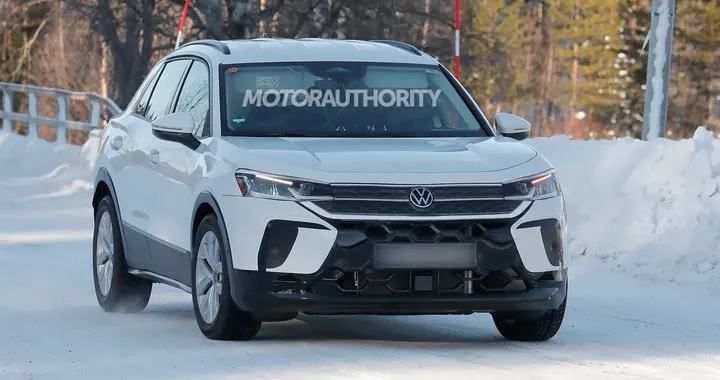 Nuova Volkswagen T-Roc, ultimi test prima del debutto. Il crossover si svela di più