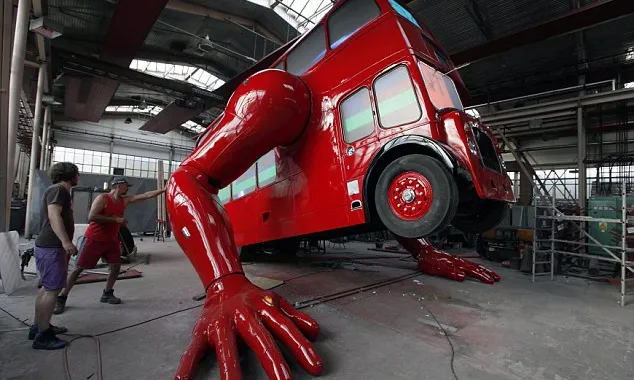 Il London Bus fa le flessioni per le Olimpiadi
