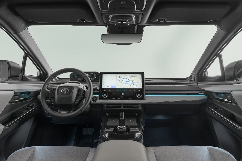 Nuova Toyota C-HR+, interni a bagagliaio del SUV elettrico