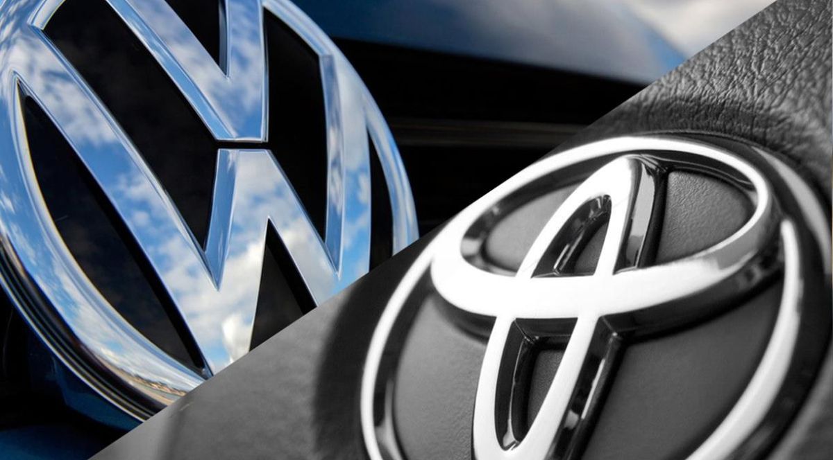 Lavoratori in un'area di produzione, confronto tra efficienza produttiva di Toyota e Volkswagen