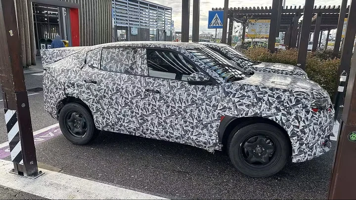 Nuova FIAT Fastback 2026 ancora pizzicata su strada: ecco le ultime foto spia