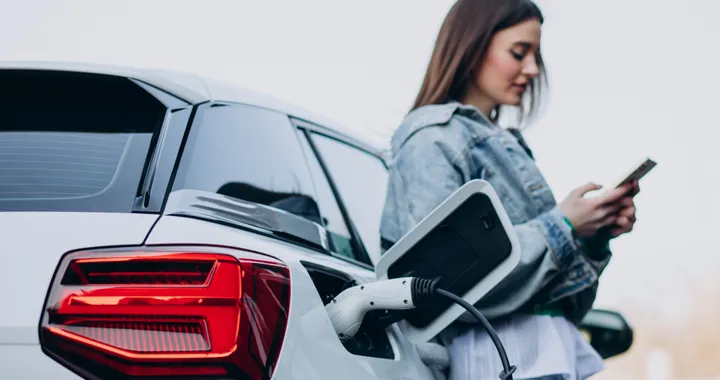 Auto ibride ed elettriche: boom di immatricolazioni. RC Auto più leggere