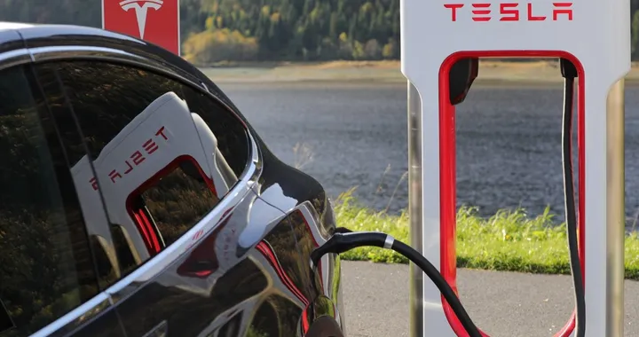 Quanto guadagna un operaio Tesla? Gli stipendi proposti da Elon Musk