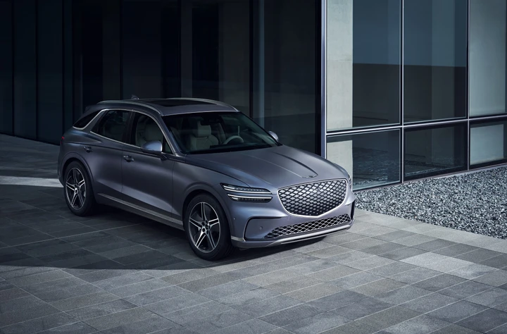 Genesis sfida i SUV premium con Electrified GV70: lusso, tecnologia e 490 CV