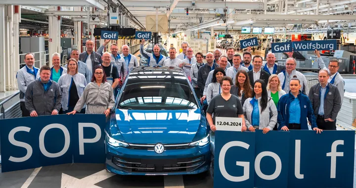 Volkswagen, lo stabilimento di Wolfsburg festeggia i 50 anni della Golf
