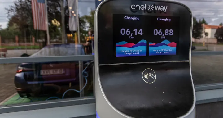 Enel X Way riduce i prezzi per la ricarica delle auto elettriche
