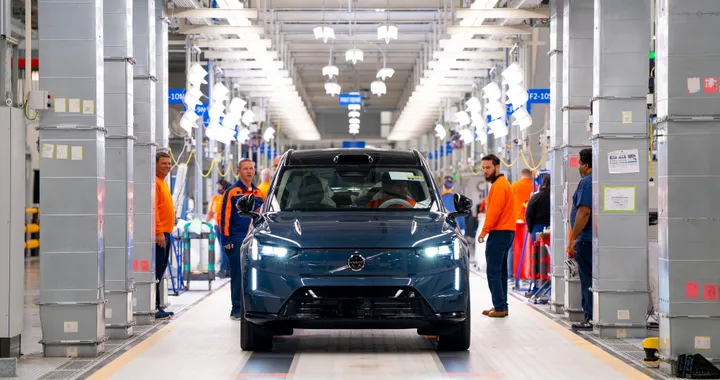 Volvo EX90, parte la produzione del SUV elettrico. Prezzi da oltre 85 mila euro