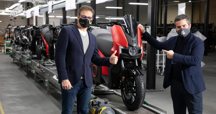 SEAT MÓ eScooter 125, parte la produzione dello scooter elettrico: in Italia nel 2021