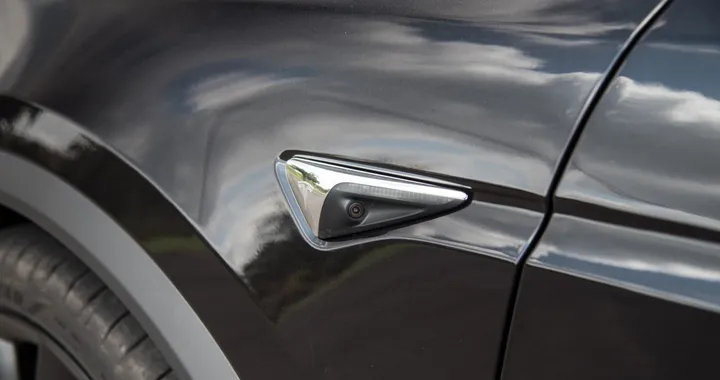 Tesla, in arrivo la modalità &quot;Sentinella&quot; per vigilare sull'auto in sosta
