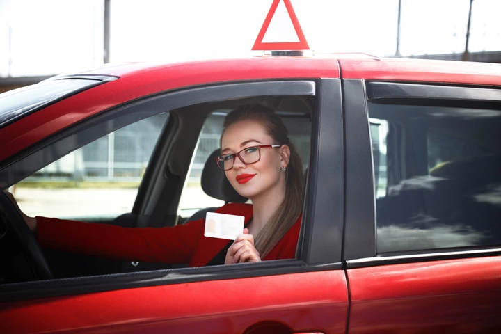 Patente B, le nuove regole volute dall'UE: dalla licenza a 17 anni a esami più duri