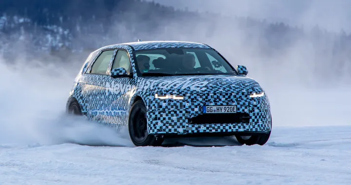 Hyundai IONIQ 5 N, debutto in estate. Ultimi test sulla neve in Svezia