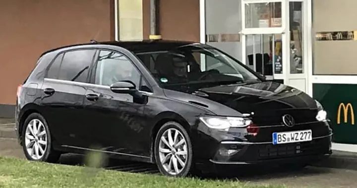 Volkswagen Golf 8: la nuova compatta (quasi) senza veli | FOTO SPIA