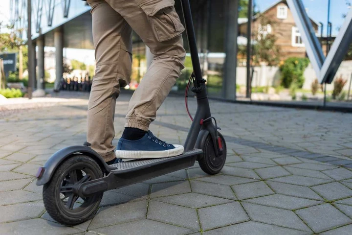 Monopattino sfreccia a 107 km/h, folle corsa alle porte di Milano